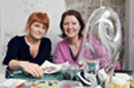 Klaasikunstnikud Anne-Liis Leht (vasakul) ja Kristi Ringkjob rajasid oma firma ANNKRIS GLASS loomeinkubaatoris Baltika kvartalis. Foto: Arno Mikkor