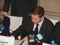 Kultuuriministeeriumi arendusosakonna juhataja Ragnar Siil allkirjastamas kokkulepet.  Foto: Georg Poslawski
